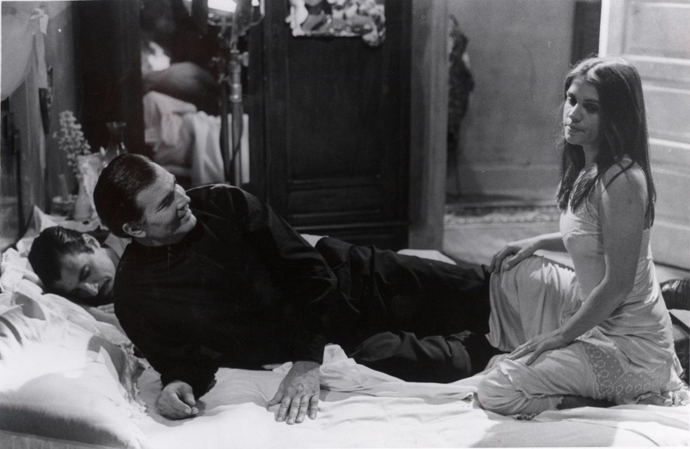 Em cena de "Tieta": Elisa (Tássia Camargo) sonha com o galã de novelas Tarcísio Meira — Foto: Rede Globo/Divulgação