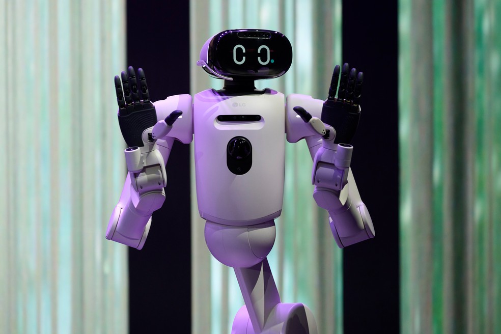 Algumas empresas abandonaram os robôs com pernas, que podem ser instáveis, em favor de robôs com rodas e outros designs — Foto: Bridget Bennett/Bloomberg