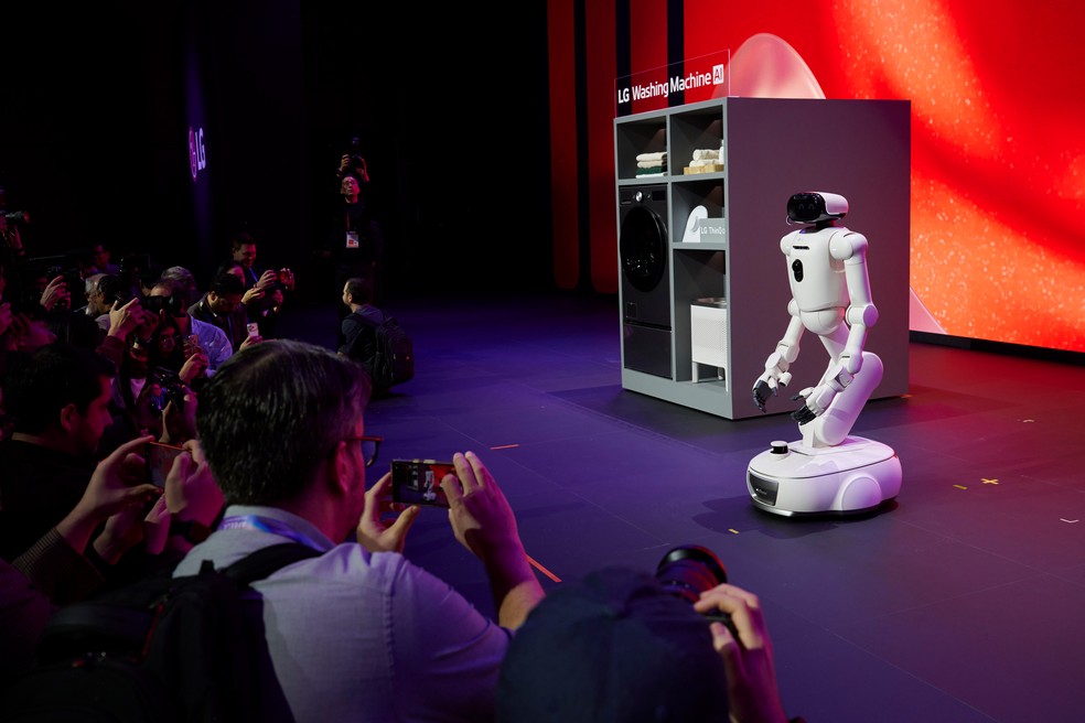 Participantes tiram fotos dos produtos da LG Electronics durante o evento CES 2026 em Las Vegas — Foto: Bridget Bennett/Bloomberg