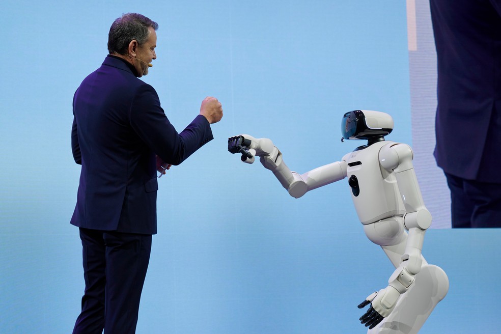 Steve Scarbrough, da Eco Solutions da LG, cumprimenta um robô doméstico LG CLOiD durante o evento CES 2026 em Las Vegas — Foto: Bridget Bennett/Bloomberg