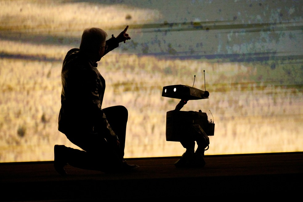 Jensen Huang, CEO da Nvidia, no palco com um pequeno robô na CES 2026 — Foto: Bridget Bennett/Bloomberg