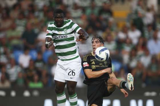 Casa Pia`s Larrazabal (R) fights for the ball with Sporting`s Diomande during their Portuguese Soccer League match held at Rio Maior Municipal Stadium, Rio Maior, Portugal, 8th August 2025. PAULO CUNHA/LUSA