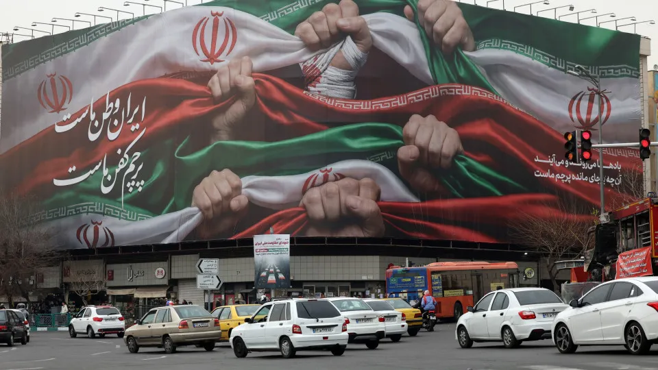 MNE encerra temporariamente embaixada no Irão (8 portugueses já saíram)