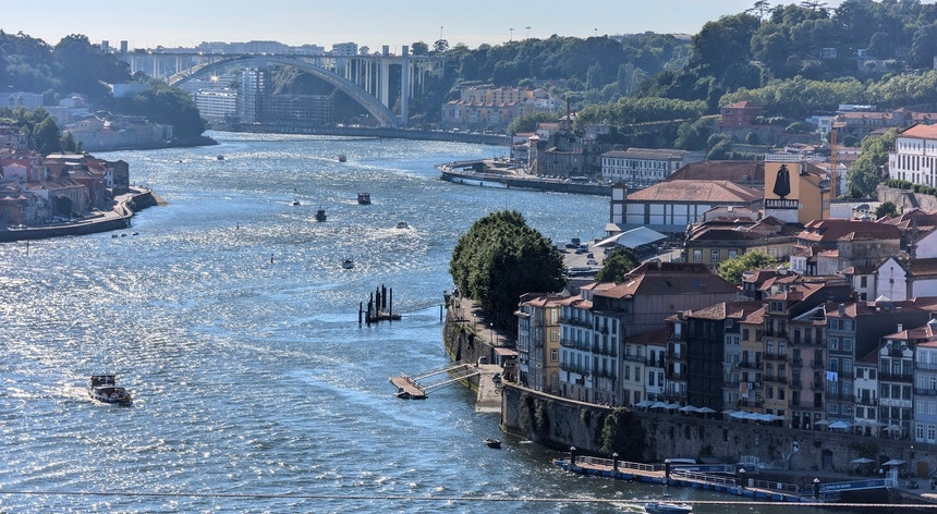 Um desaparecido em naufrágio no Rio Douro