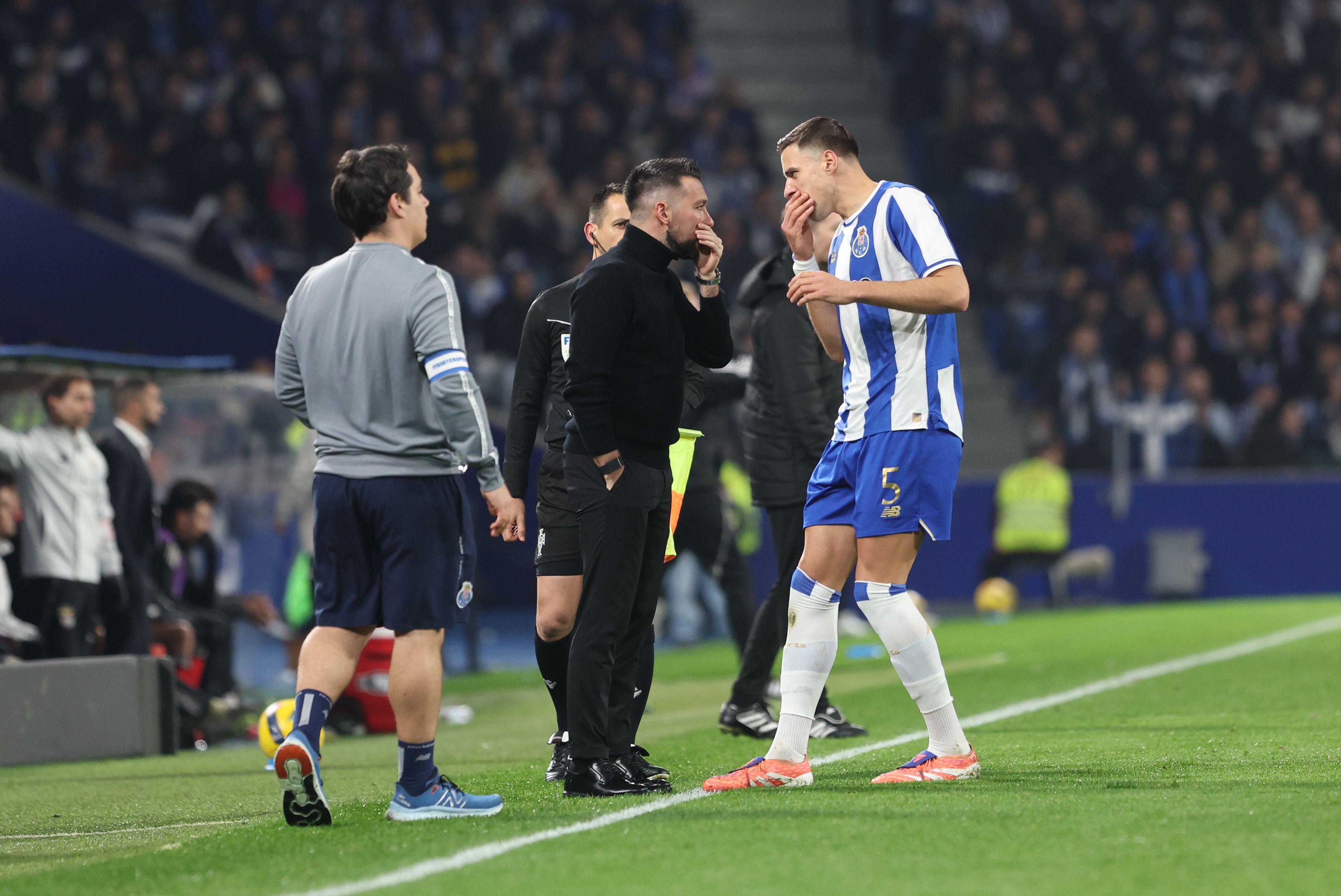 Farioli dá indicações a Bednarek. Foto: Catarina Morais/Kapta+