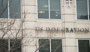 Crescem protestos e críticas a operações do ICE nos EUA após mortes e detenções de crianças