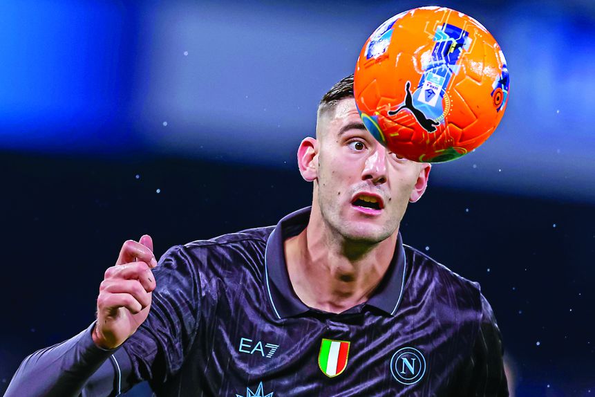 Lorenzo Lucca, 25 anos, 2,01 metros, foi contratado no início da época pelo Nápoles à Udinese, num negócio de €35 milhões — Foto: IMAGO