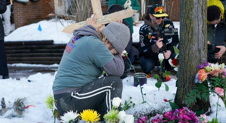 Mulher morta a tiro por agente do ICE nos EUA