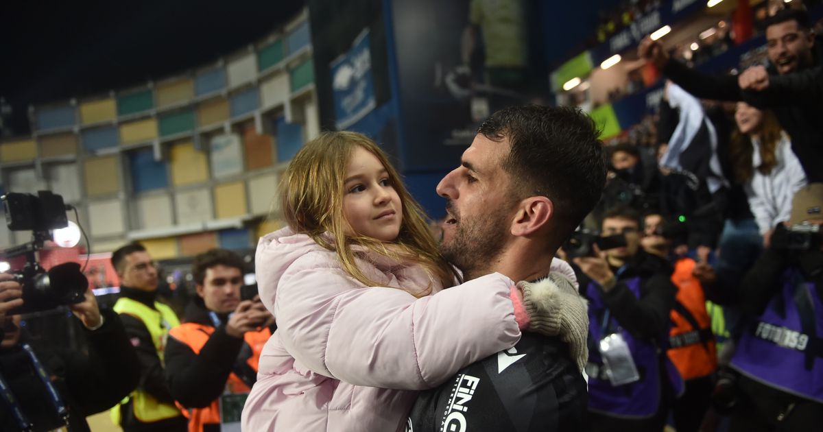 Famílias dos Conquistadores 'invadem' o relvado e festejam a Taça da Liga (fotos)