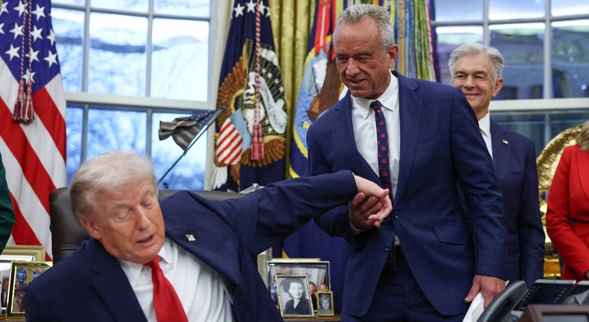 "Muito perigoso". Trump alerta Londres e Otava contra laços com Pequim