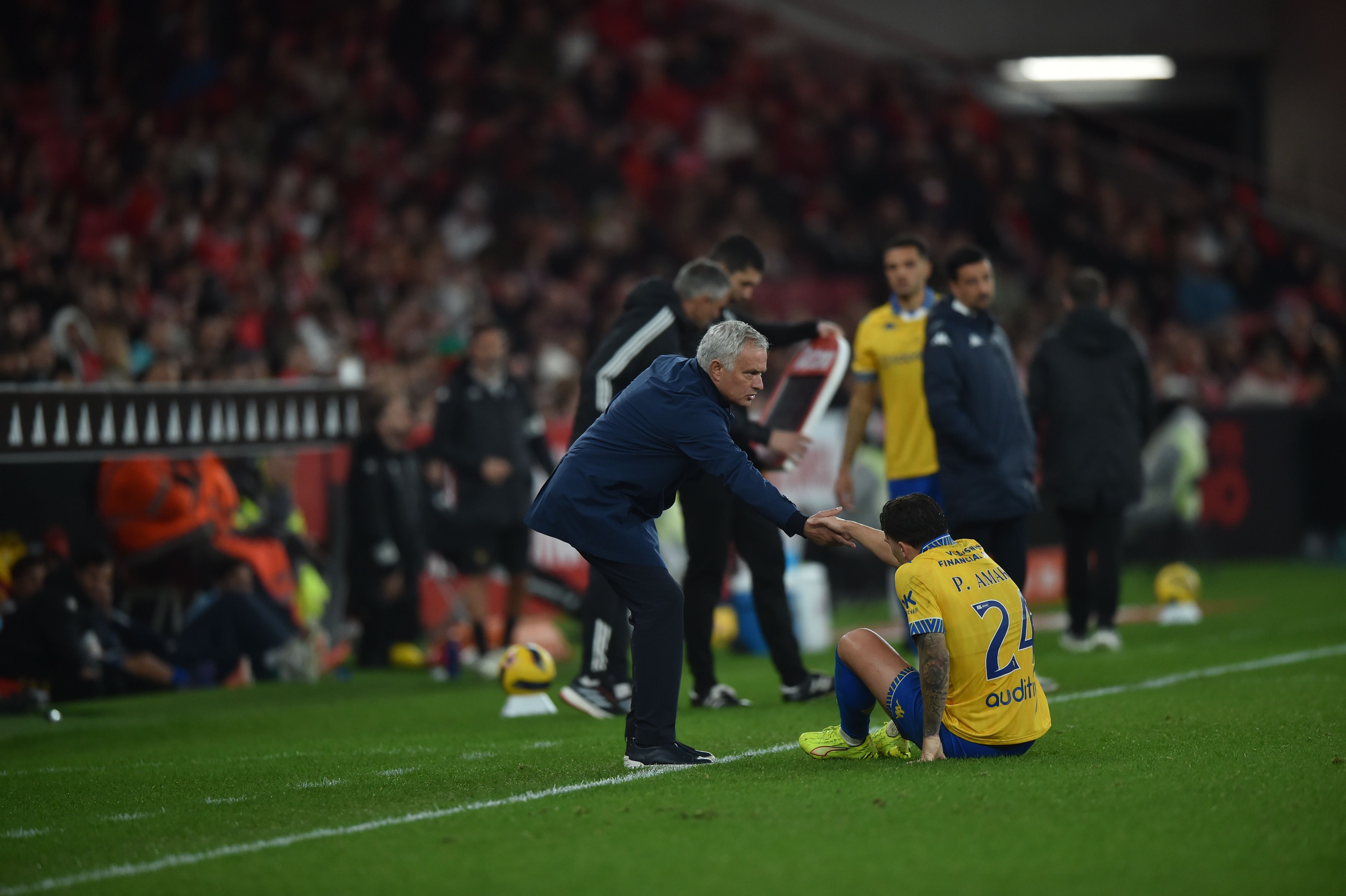 José Mourinho ajuda Pedro Amaral a levantar-se - Foto: Miguel Nunes