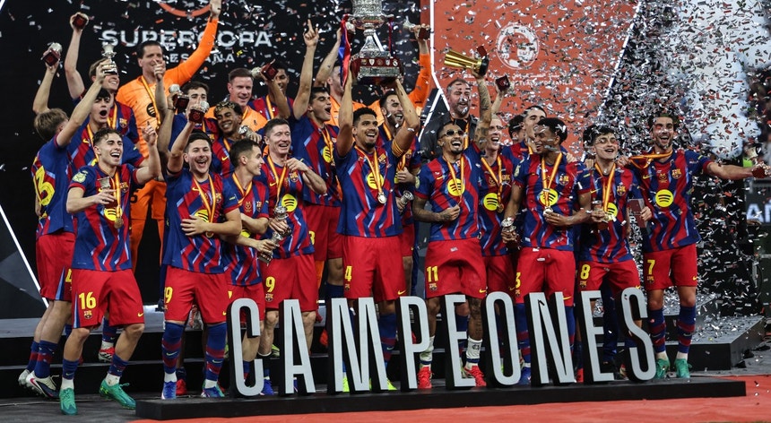 Barcelona conquista a Supertaça de Espanha com espetáculo de Raphinha