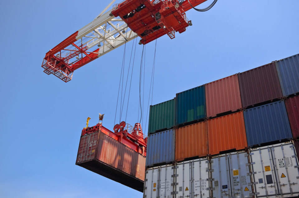 "Empresas já enfrentam perdas de milhões e têm desviado cargas para portos espanhóis". AGEFE pede suspensão do SINTEM