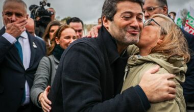 "Há 50 anos que espero por este homem! 25 de Abril foi a pior coisa!"