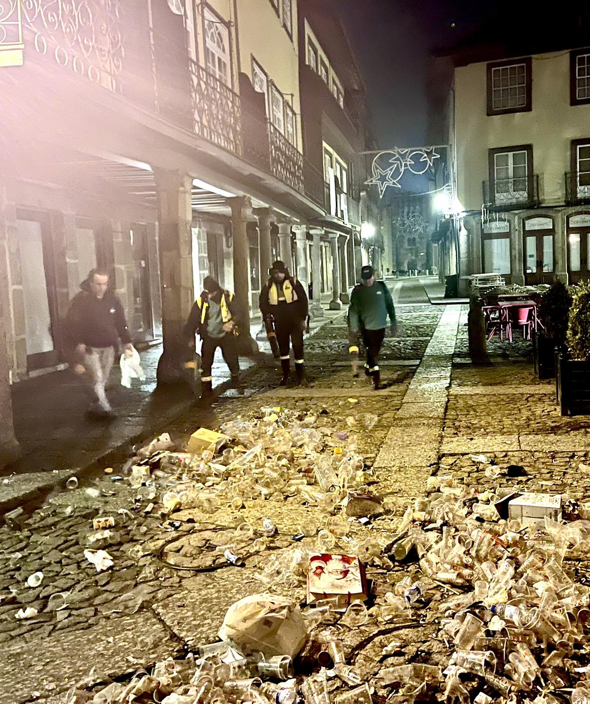 Guimarães acorda limpa na primeira manhã do ano após festa que juntou milhares de pessoas