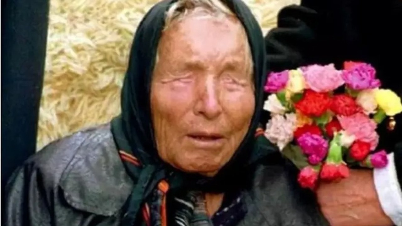 Retrato de Baba Vanga, mulher idosa com lenço na cabeça e olhos fechados, segurando flores coloridas.