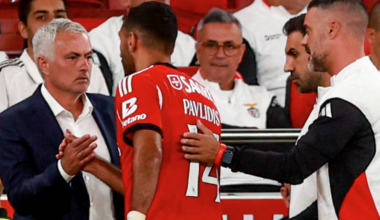 Benfica: Mourinho reage a falhanço de Pavlidis no Dragão