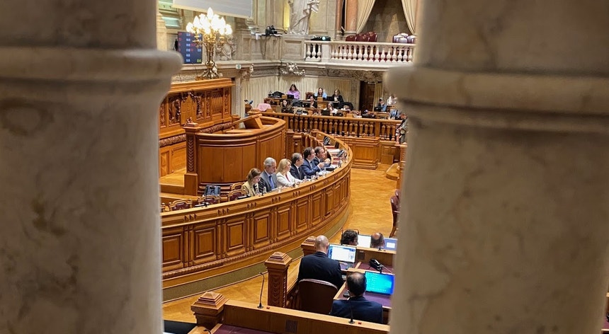 Plataforma contra mega centrais solares na Beira Baixa entrega petição no Parlamento