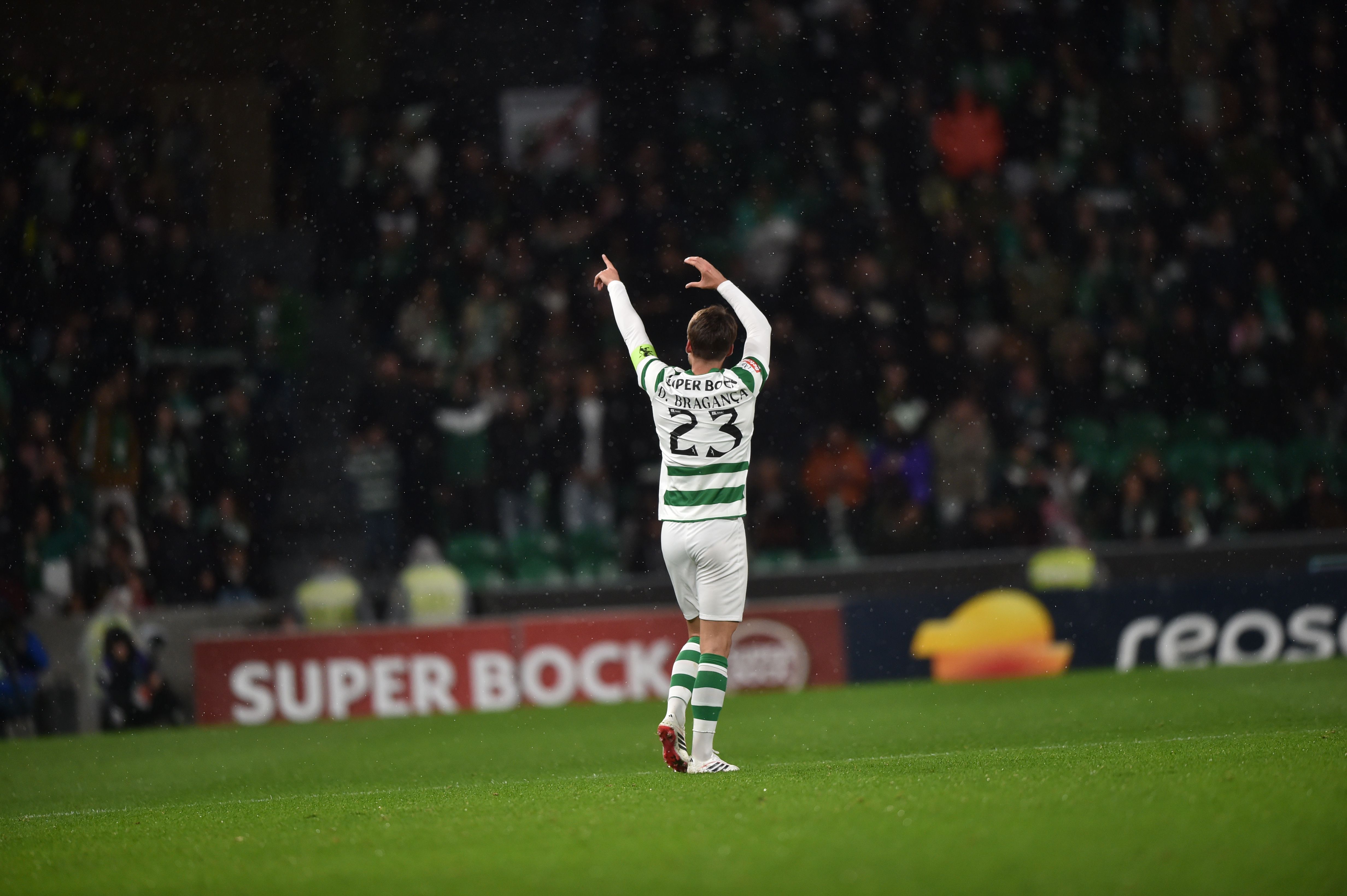 Bragança a dedicar o golo - Foto: Miguel Nunes