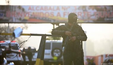 Trump diz que EUA "vão governar" a Venezuela até transição – DW – 03/01/2026