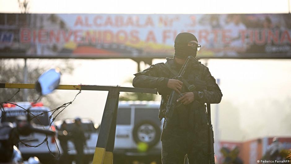 Trump diz que EUA "vão governar" a Venezuela até transição – DW – 03/01/2026