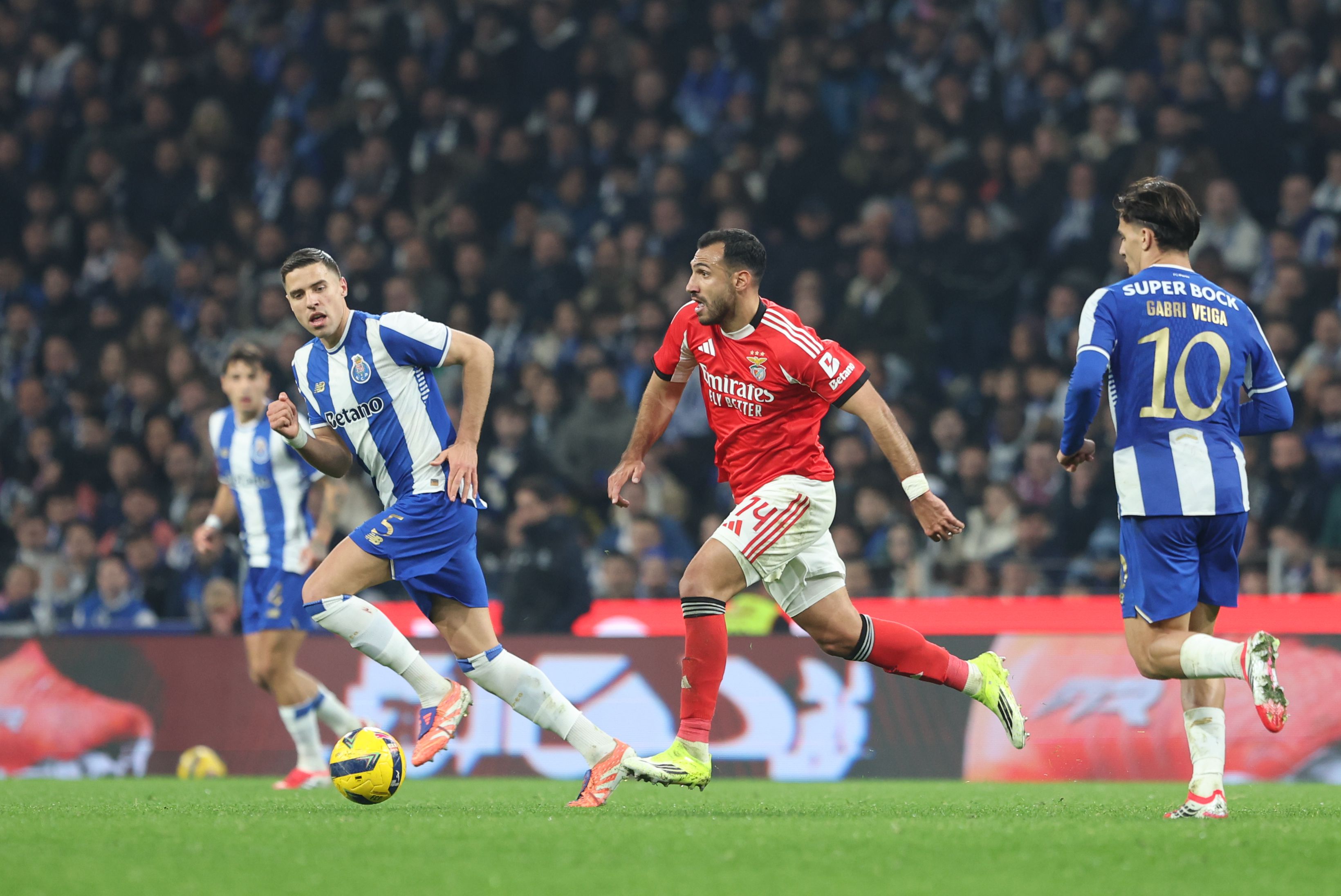 Pavlidis conduz o esférico no Dragão. Foto: Catarina Morais/Kapta+