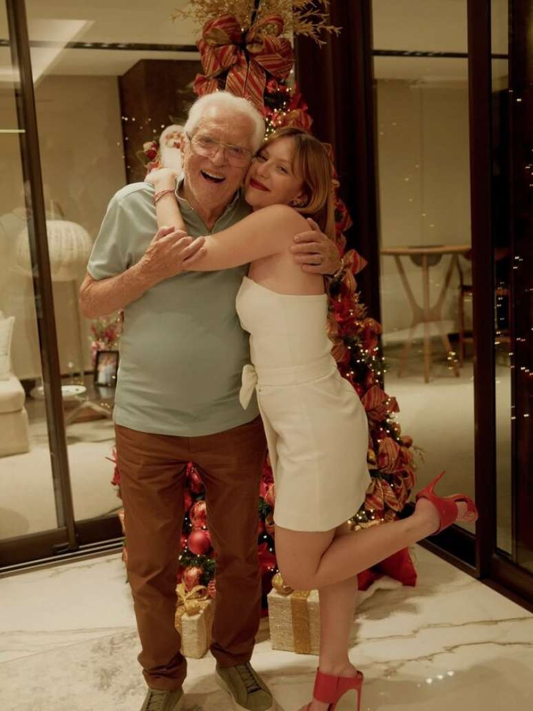 Bruna com o avô, o humorista Carlos Alberto de Nóbrega.
