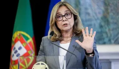 Ministra da Saúde admite situação "muito crítica" nos hospitais