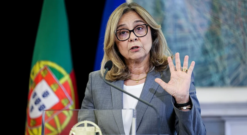 Ministra da Saúde admite situação "muito crítica" nos hospitais