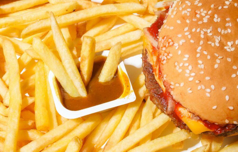 Mãe obrigou filhos a pagar McDonald's com dinheiro que receberam no Natal. Seguiu-se a polémica online