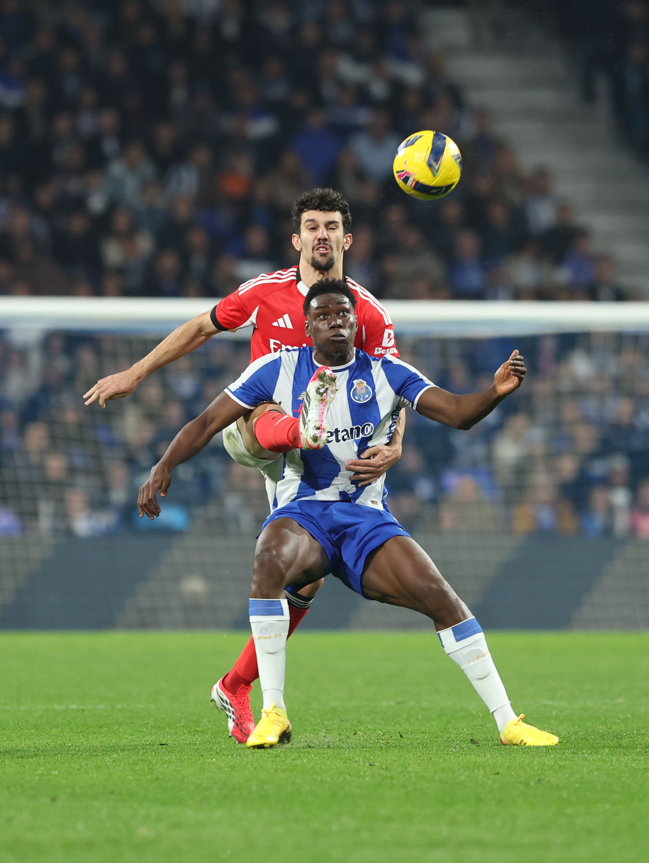 Tomás Araújo e Samu travaram duelo no Dragão. Foto: Catarina Morais/Kapta+