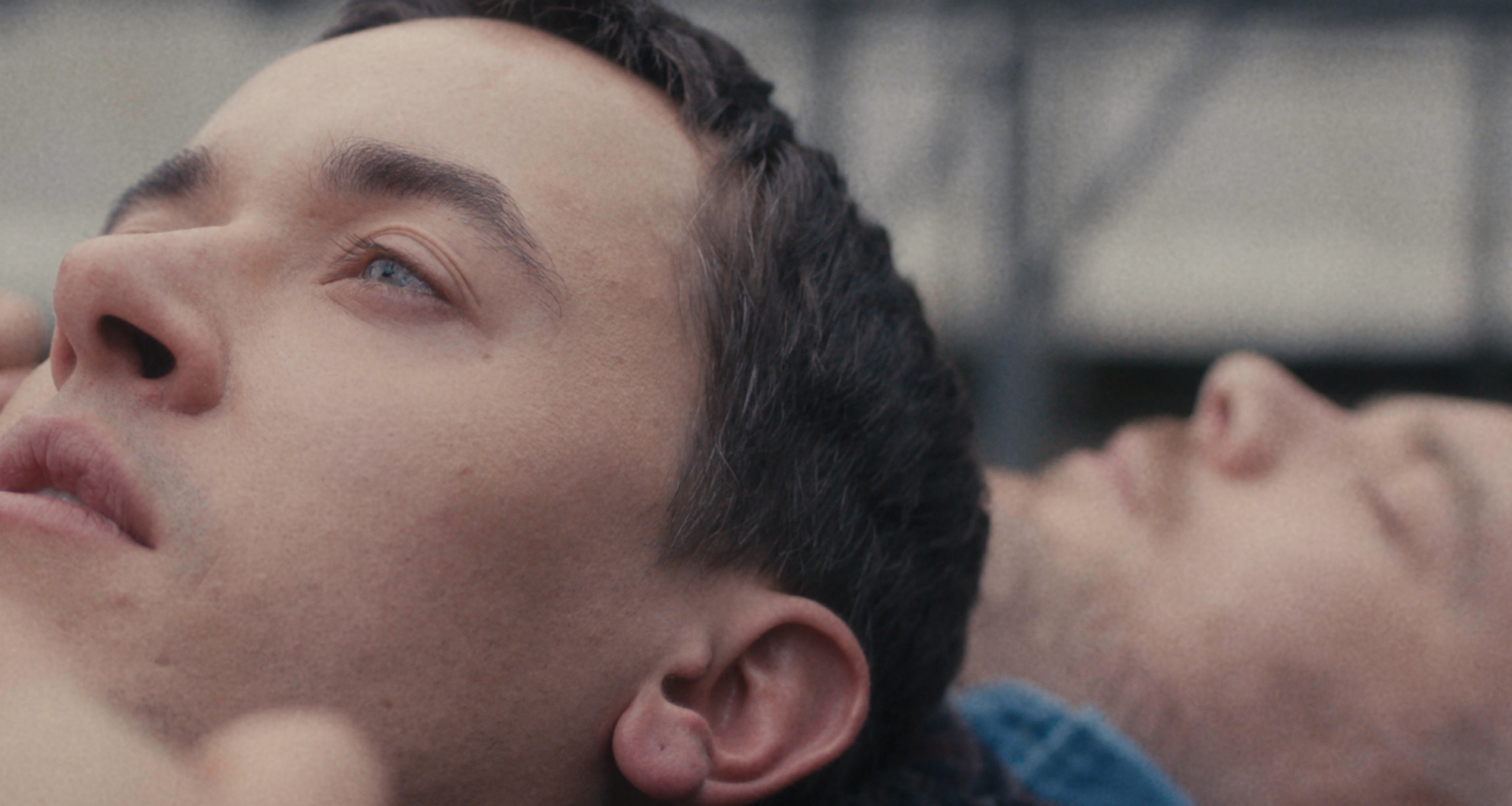 Filmin estreia "Incógnito", thriller policial com Tom Blyth premiado em Sundance