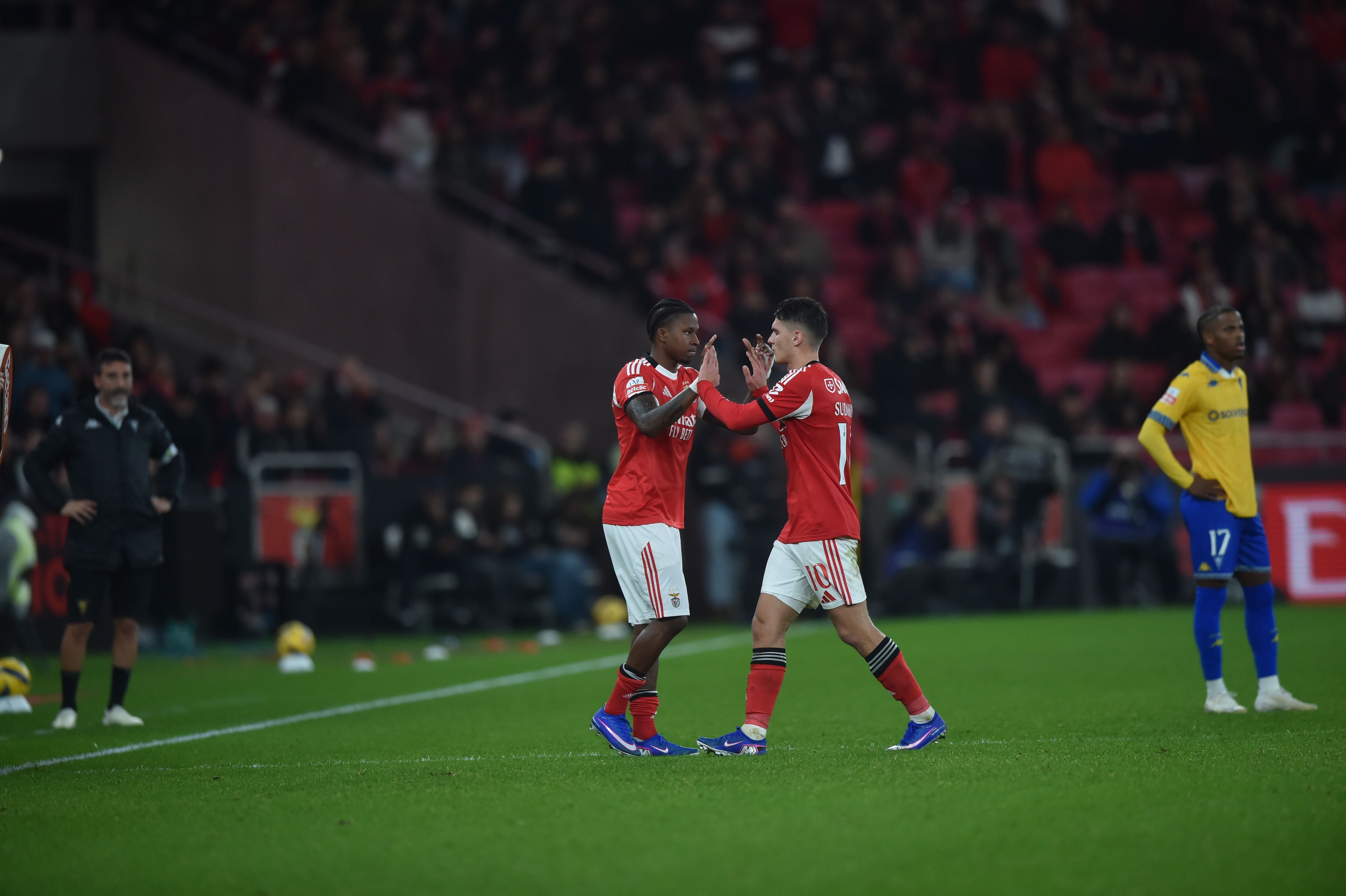 Sidny Lopes Cabral a cumprimentar Sudakov no momento da entrada e estreia pelo Benfica - Foto: Miguel Nunes