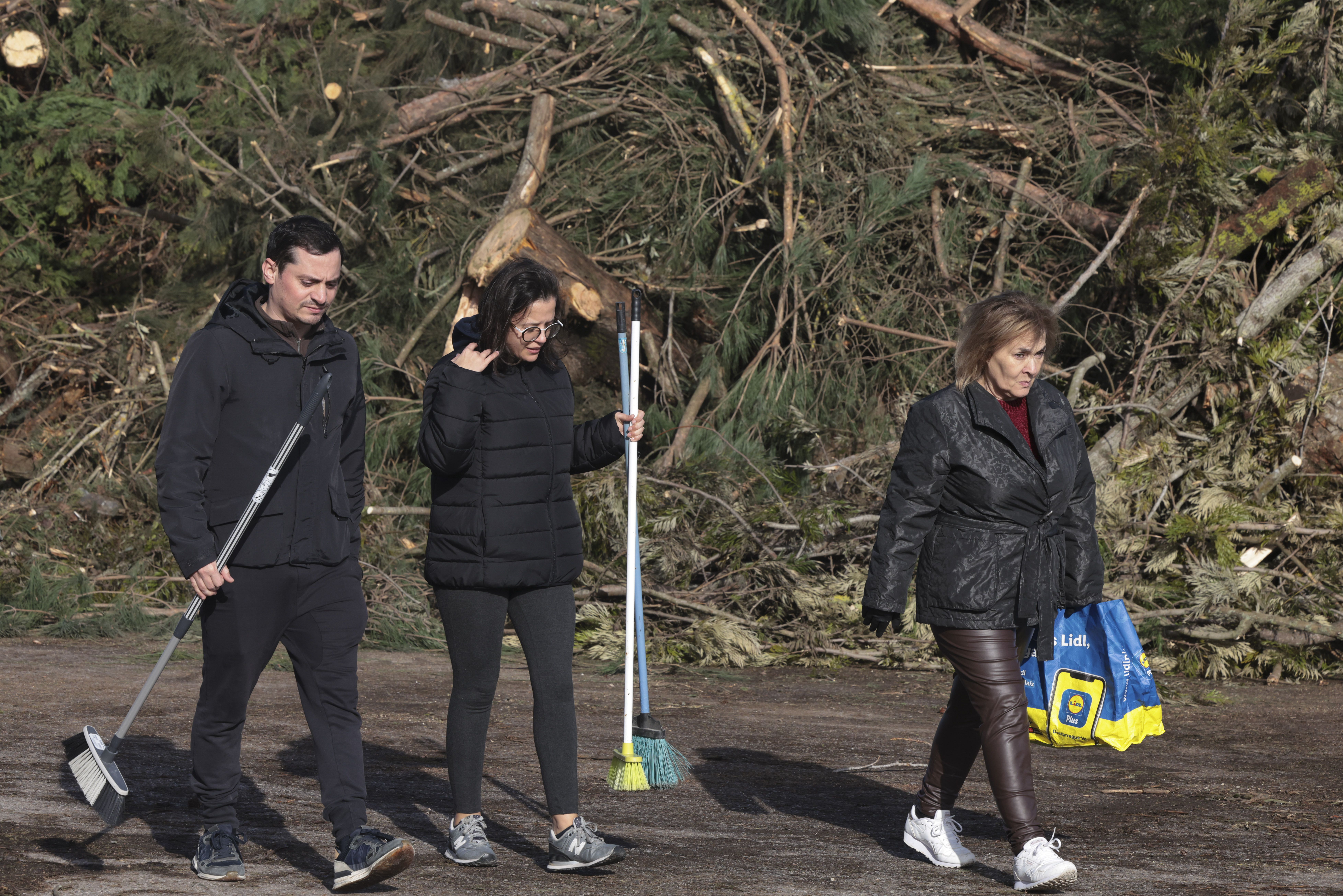 Voluntários ajudam na remoção de detritos provocados pela depressão Kristin, no centro de Leiria. Governo decretou situação de calamidade entre as 00:00 de quarta-feira até às 23:59 de 1 de fevereiro - Foto: MANUEL DE ALMEIDA/LUSA
