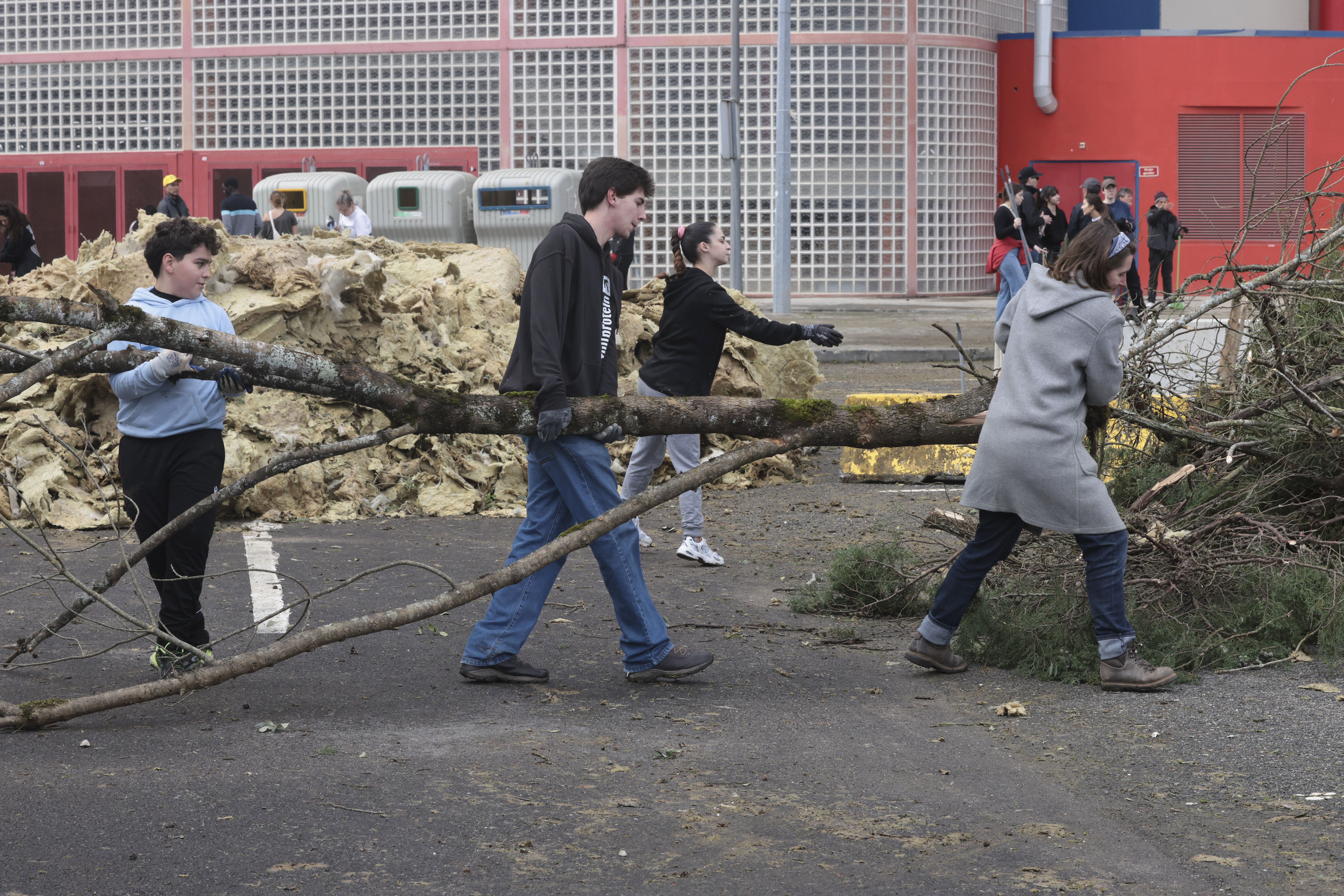 Voluntários ajudam na remoção de detritos provocados pela depressão Kristin, no centro de Leiria. Governo decretou situação de calamidade entre as 00:00 de quarta-feira até às 23:59 de 1 de fevereiro - Foto: MANUEL DE ALMEIDA/LUSA