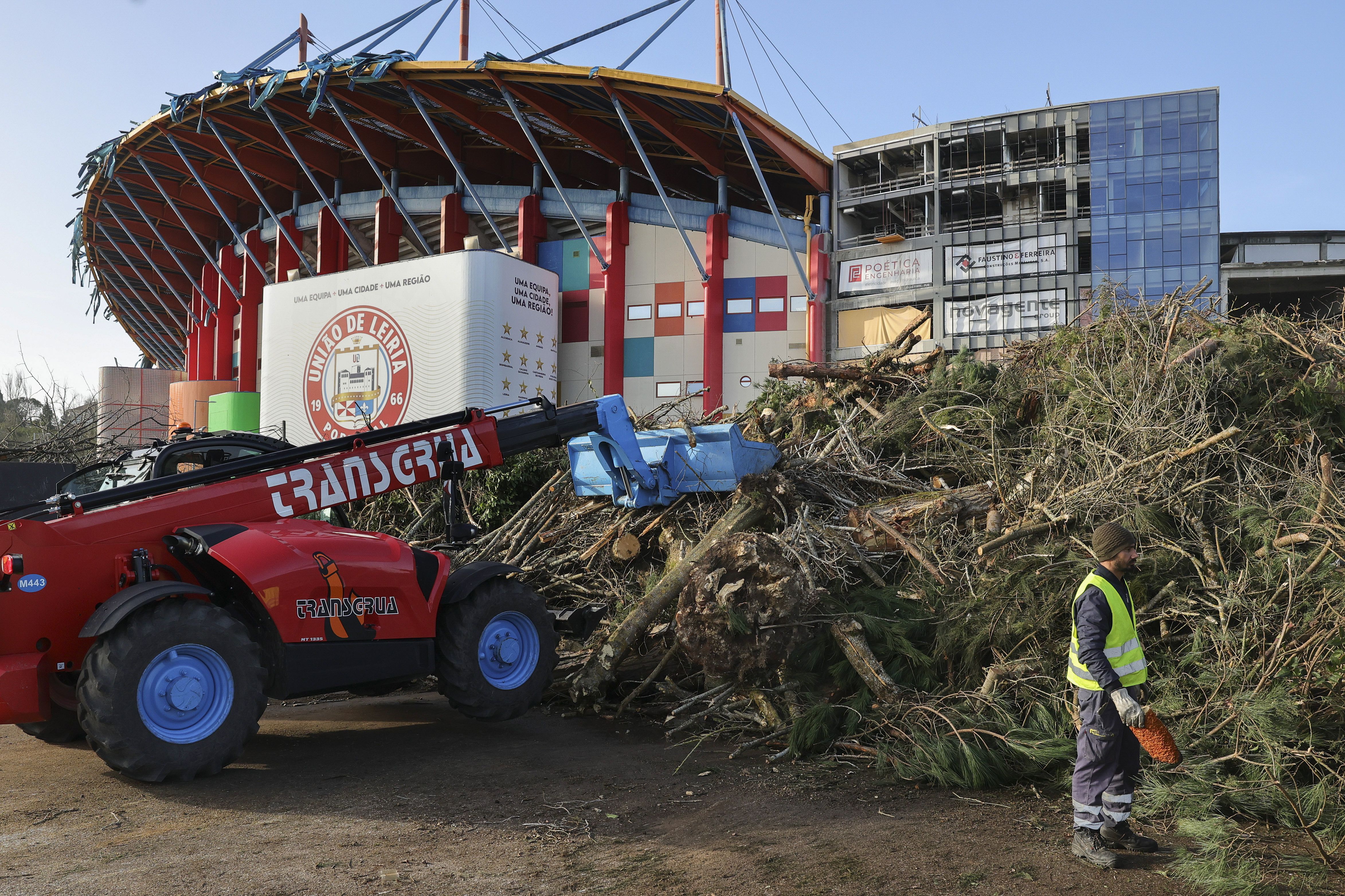 Voluntários ajudam na remoção de detritos provocados pela depressão Kristin, no centro de Leiria. Governo decretou situação de calamidade entre as 00:00 de quarta-feira até às 23:59 de 1 de fevereiro - Foto: MANUEL DE ALMEIDA/LUSA