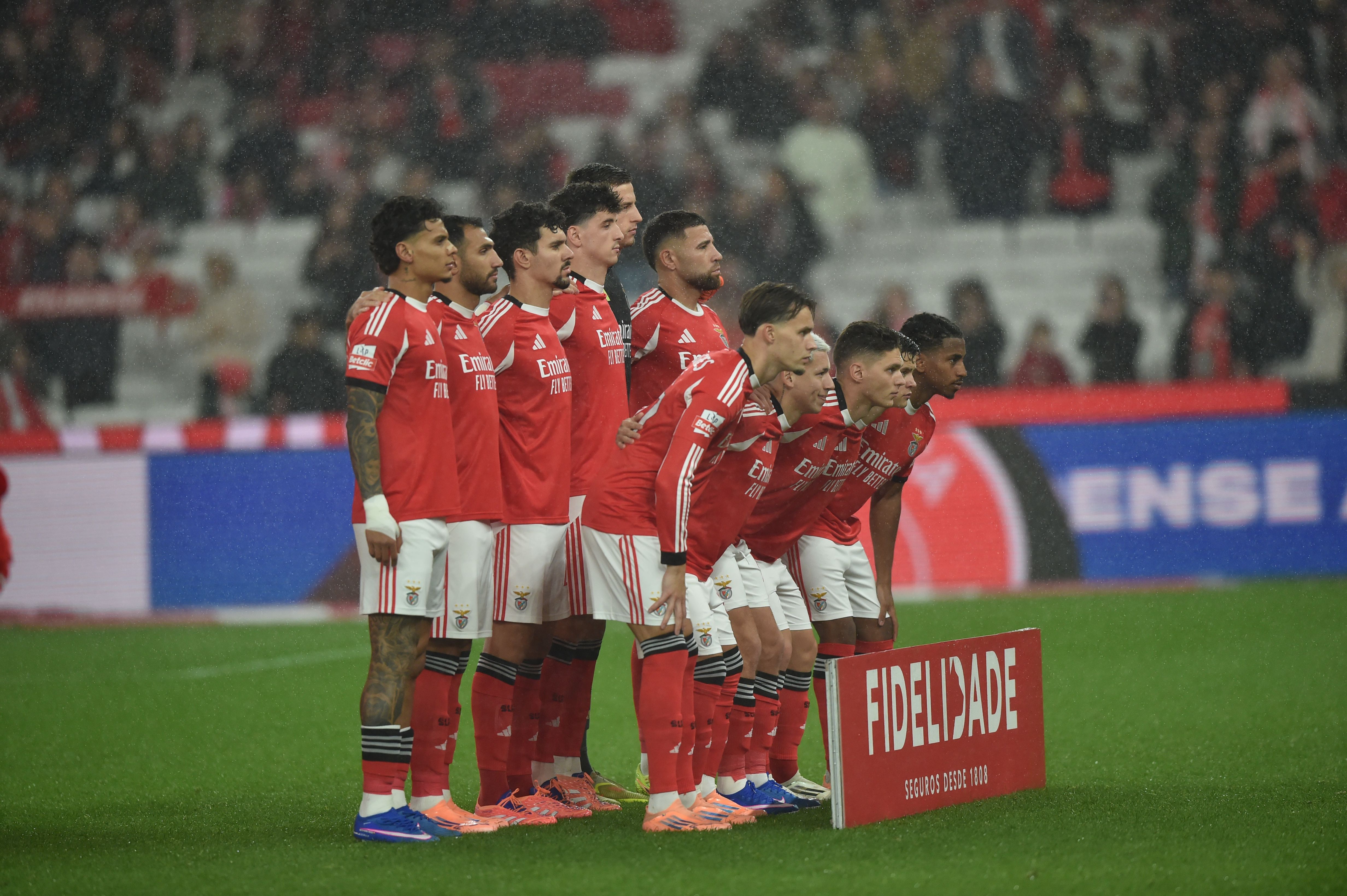 Equipa do Benfica antes do apito inicial - Foto: Miguel Nunes