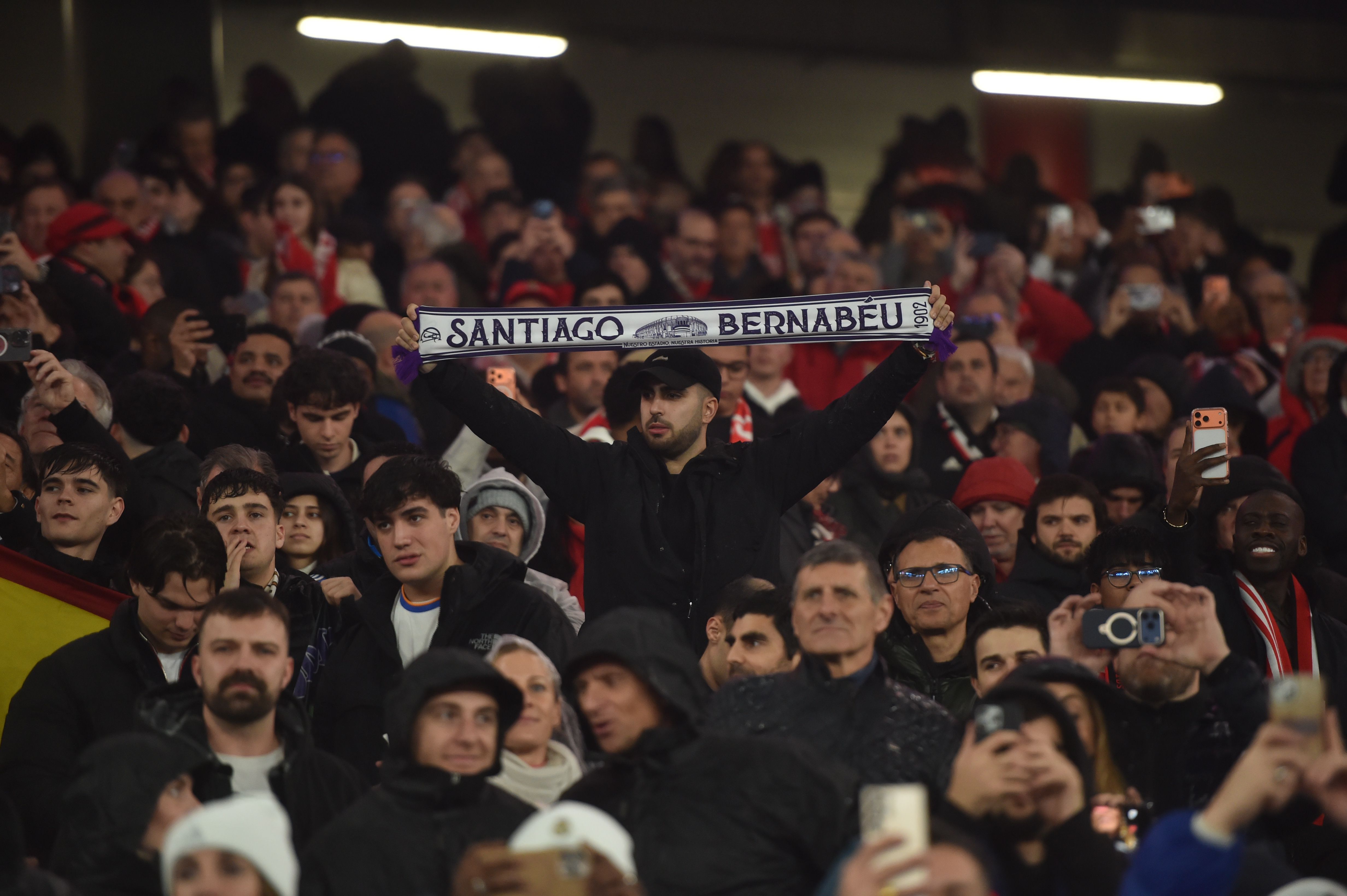 Um adepto 'infiltrado' entre a massa de apoio benfiquista - Foto: Miguel Nunes