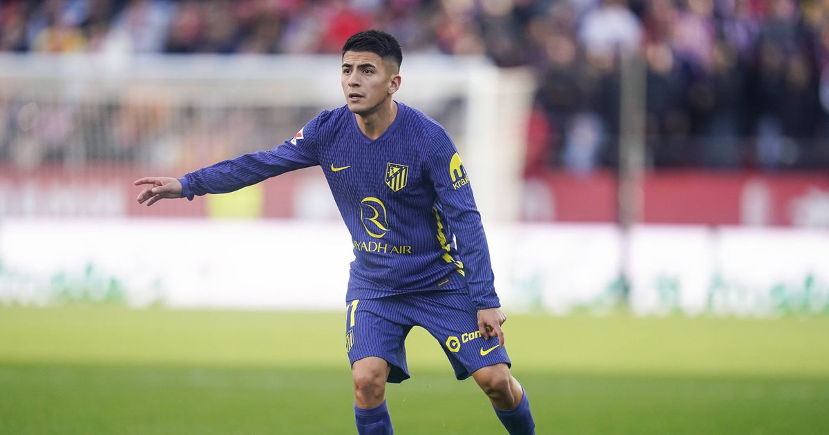 Thiago Almada outra vez na mesa do Benfica