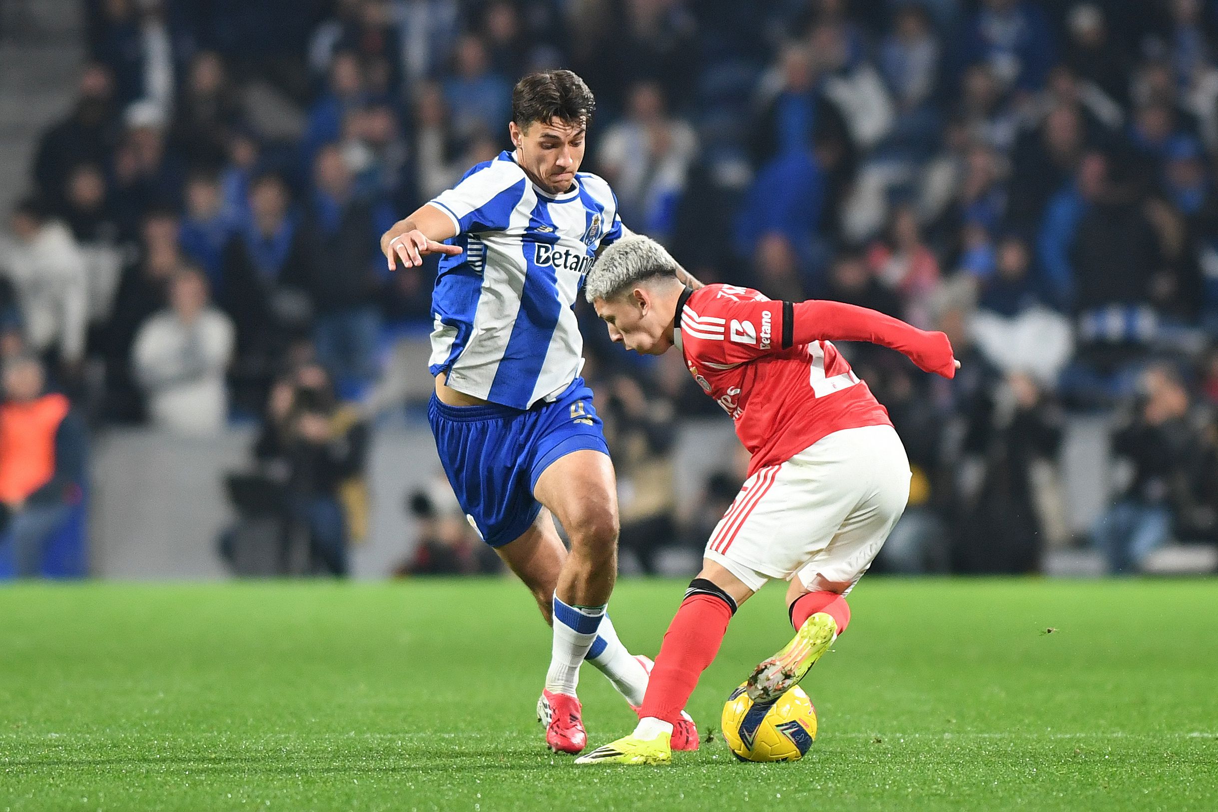 Prestianni no um para um frente a Kiwior. Foto: Catarina Morais/Kapta+