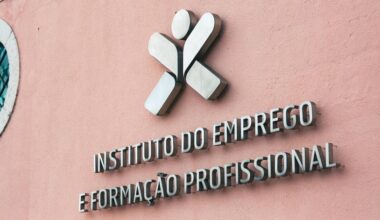 Taxa de desemprego geral atinge mínimo desde 2002, mas desemprego jovem aumenta