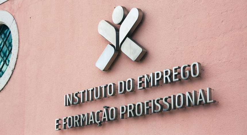 Taxa de desemprego geral atinge mínimo desde 2002, mas desemprego jovem aumenta