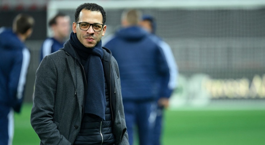 Chelsea oficializa Rosenior até 2032 que afirma sentir-se "honrado"