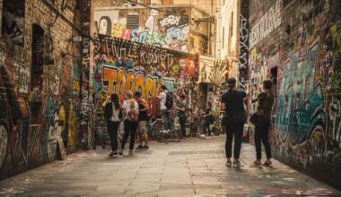 Hosier Lane, em Melbourne, ganha fama pela arte urbana, pois seus 150 metros de grafites coloridos formam a galeria a céu aberto mais famosa do país