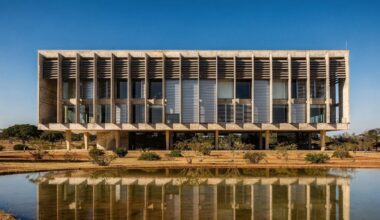 Com design de concreto aparente e brises móveis a sede da OAB em Brasília virou um marco da arquitetura de Lelé e da funcionalidade brasileira