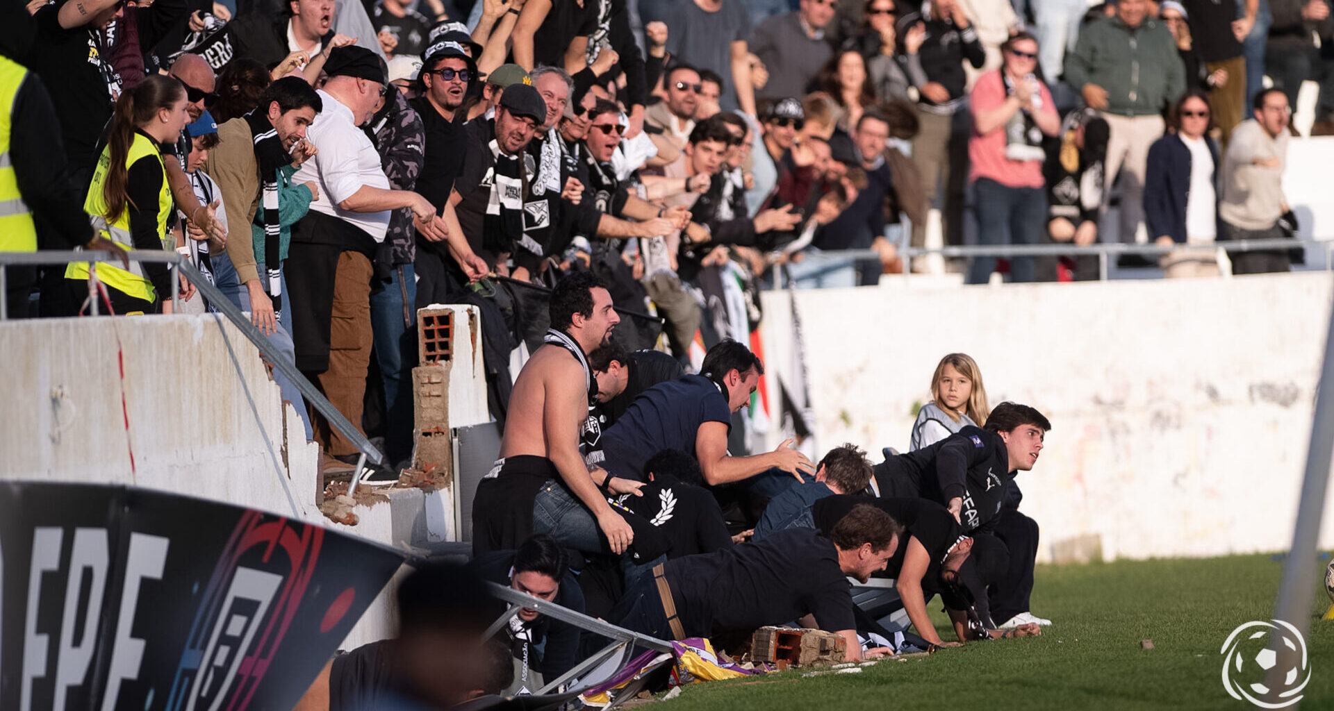Queda de muro no Atlético x Académica da Liga 3 provoca pânico