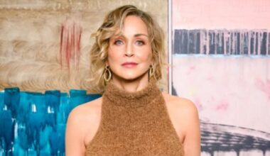 Sharon Stone se irrita e xinga jovens por assento em premiação; entenda