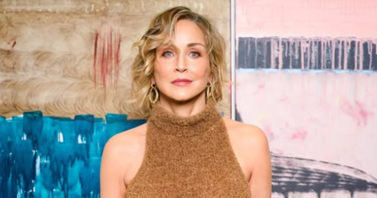 Sharon Stone se irrita e xinga jovens por assento em premiação; entenda
