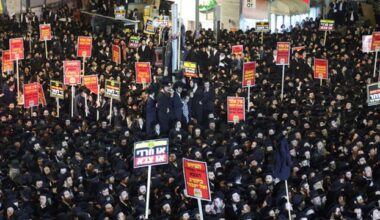Um morto e três feridos em atropelamento de autocarro em protesto ultraortodoxo em Jerusalém