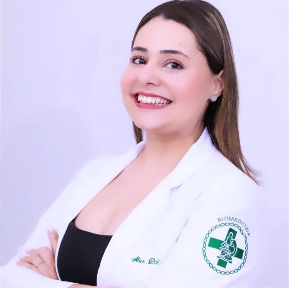 Foto da Dra. Alice Sampaio Del Colletto, biomédica e pesquisadora